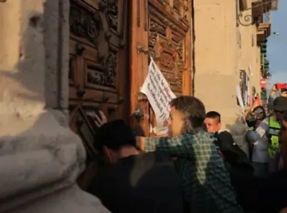 Citizens demonstrate in Uruapan for the death of Carlos Manzo, demanding justice and holding the local government responsible.