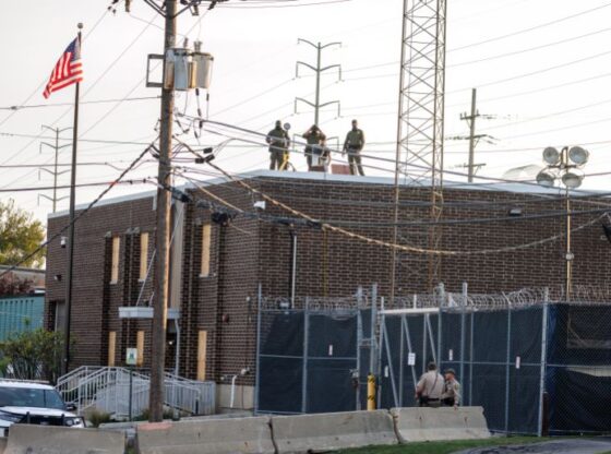 epa12461511 Masked ICE officers observe the crowd from the roof of the ICE detention facility in Broadview, around 12 miles west of Chicago, Illinois, USA, 17 October 2025. The demonstrations against the US Immigration and Customs Enforcement (ICE) are rooted in concerns about civil rights, local community safety, and alleged overreach by federal enforcement. EPA/CRISTOBAL HERRERA-ULASHKEVICH