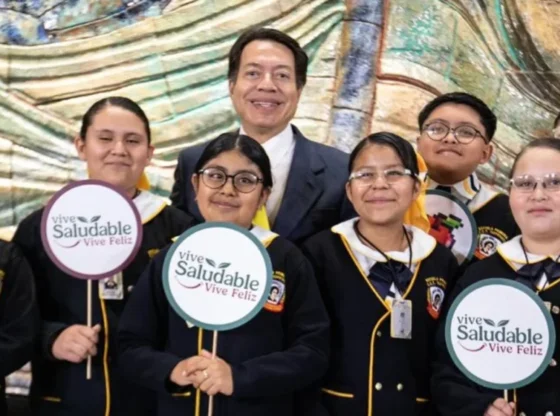 Mario Delgado presents a program that will provide free glasses to primary school students with visual difficulties.