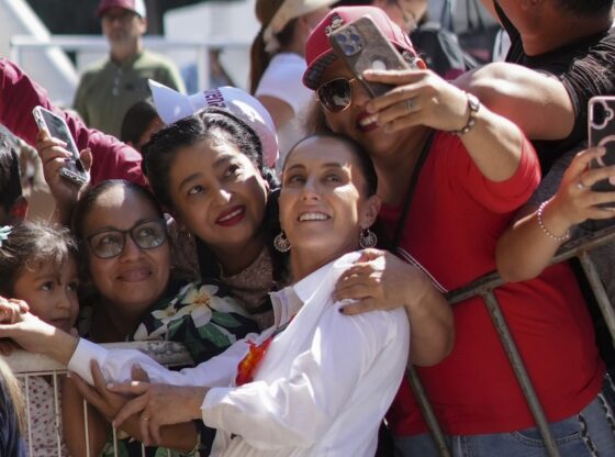 Sheinbaum destacó que su equipo de seguridad es de 10 personas, a diferencia de gobiernos anteriores cuando miles de soldados cuidaban al presidente.