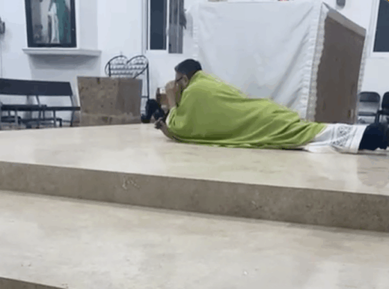 A video captured the moments of panic that the parishioners of a church located in Navolato, Sinaloa, experienced when they were surprised by a shooting.