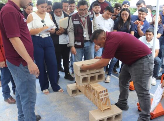 They test resistance and stability during the bridge contest (Photo: Tecnológico Superior del Sur of the state of Yucatán)