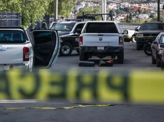 Armed subjects shot and killed a taxi passenger on Calzada Ignacio Zaragoza, in the capital of the state of Puebla.