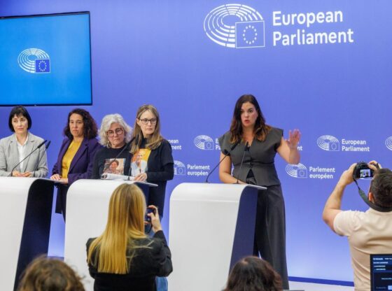 Brussels (Belgium), 25/09/2025.- Carmina Gil (C-L), Rosa Alvarez (C-R) and Member of the Group of the Progressive Alliance of Socialists and Democrats in the European Parliament, Sandra Gomez Lopez (R), attend a press conference with representatives of DANA victims' associations, at the European Parliament in Brussels, Belgium, 25 September 2025. Floods triggered by the DANA (high-altitude isolated depression) weather phenomenon hit the east of Spain in October 2024, devastating Valencia and neighboring provinces and leaving over 200 people dead. Relatives of the victims have called for justice and an investigation into potential institutional negligence. (Inundaciones, Bélgica, España, Bruselas) EFE/EPA/OLIVIER MATTHYS