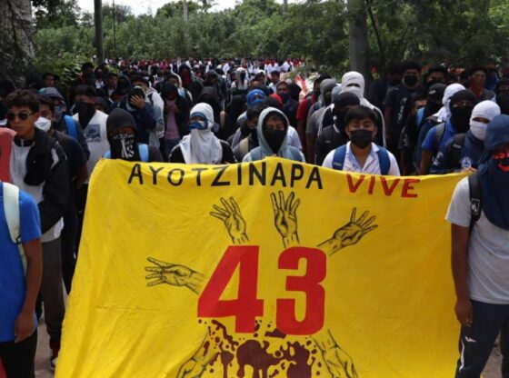 Contingente de manifestantes por la desaparición de los 43 normalistas de Ayotzinapa