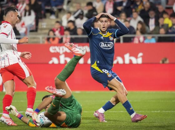 GIRONA, 09/26/2025.- Girona's Argentine goalkeeper, Paulo Gazzaniga (c), captures the ball from Espanyol forward, Roberto Fernández, during the match corresponding to matchday seven of Laliga EA Sports between Girona and Espanyol today, Friday, at the Montilivi municipal stadium, in Girona. EFE/David Borrat