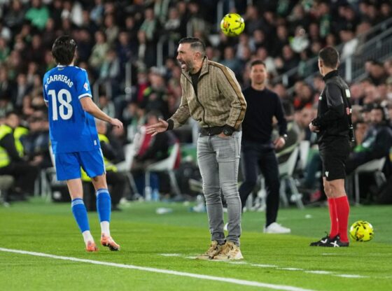 Elche's head coach Eder Sarabia reacts during the Spanish La Liga soccer match between Elche and Real Madrid in Elche, Spain, Sunday, Nov. 23, 2025. (AP Photo/Alberto Saiz)