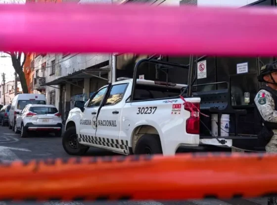 They discover a clandestine take of huachicol in Ecatepec, after detecting a man with a can of gasoline.