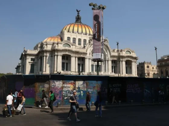 Protection. Given the announcement of another march for Thursday, the local administration maintains the fences at the Palace of Fine Arts.