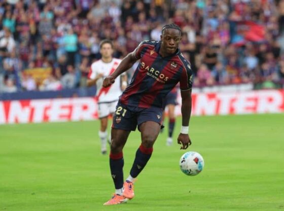 Etta Eyong in the duel against Rayo in Orriols