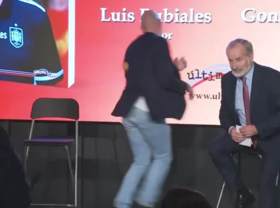 They throw eggs at Luis Rubiales during the presentation of his book