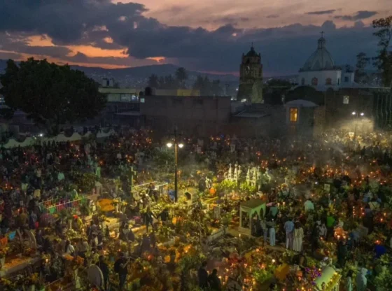 The San Andrés Mixquic pantheon brings together thousands of attendees who seek to be part of the traditional lighting for the Day of the Dead.