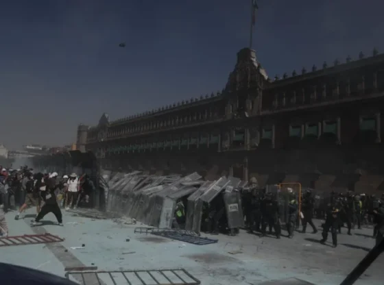 With most of the fences knocked down, the police form a wall of shields and advance to keep the protesters away from the Palace.