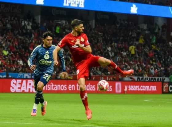 Toluca momentarily regained the lead in Mexican soccer this Saturday after beating América 2-0 at the Nemesio Diez Stadium.