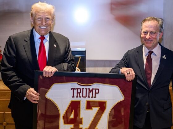 El Presidente de EU, Donald Trump, fue abucheado por miles de personas al asistir a un partido de la NFL entre los Washington Commanders y los Detroit Lions.