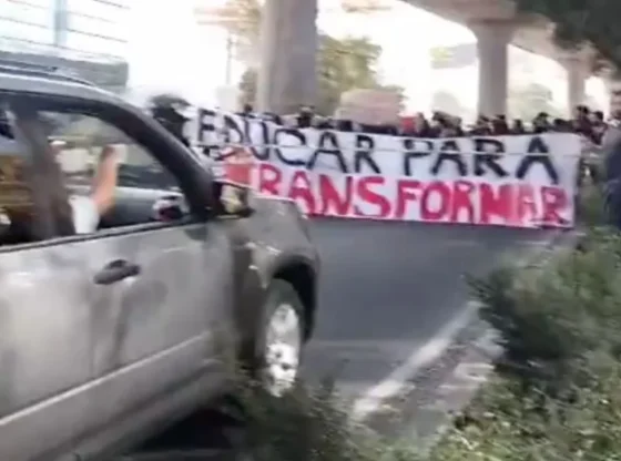 Demonstration by UPN students closes both directions of the Periférico at the height of Boulevard Picacho-Ajusco in Tlalpan.