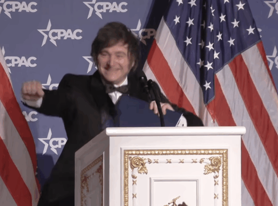 El Presidente de Argentina, Javier Milei, dio una muestra más de su fanatismo por Donald Trump, al imitar su característico baile al ritmo de "YMCA".