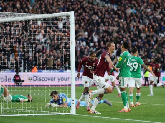 Soccer Football - Premier League - West Ham United v Newcastle United - London Stadium, London, Britain - November 2, 2025 West Ham United's Tomas Soucek celebrates scoring their third goal Action Images via Reuters/Paul Childs EDITORIAL USE ONLY. NO USE WITH UNAUTHORIZED AUDIO, VIDEO, DATA, FIXTURE LISTS, CLUB/LEAGUE LOGOS OR 'LIVE' SERVICES. ONLINE IN-MATCH USE LIMITED TO 120 IMAGES, NO VIDEO EMULATION. NO USE IN BETTING, GAMES OR SINGLE CLUB/LEAGUE/PLAYER PUBLICATIONS. PLEASE CONTACT YOUR ACCOUNT REPRESENTATIVE FOR FURTHER DETAILS..