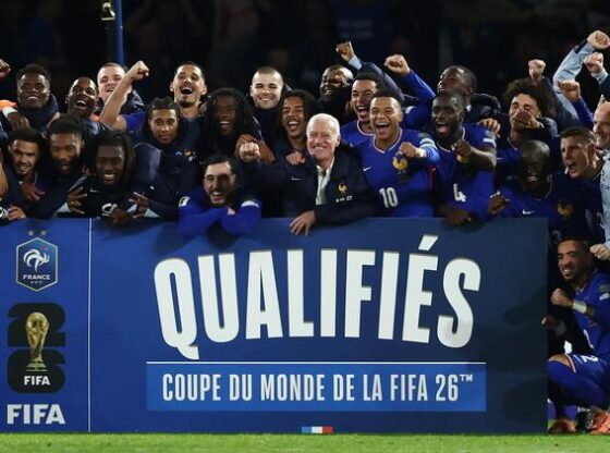 Didier Deschamps and his players celebrate France's qualification for the 2026 World Cup finals after the match against Ukraine at the Parc des Princes in Paris, on November 13, 2025.