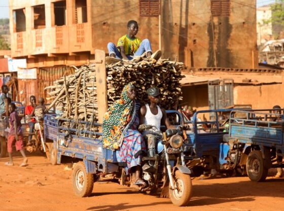 A man driving a motorcycle trailer transports wood on a road in Bamako, Mali, November 1, 2025, amid ongoing fuel shortages caused by a blockade imposed by al Qaeda-linked insurgents in early September. REUTERS/Stringer