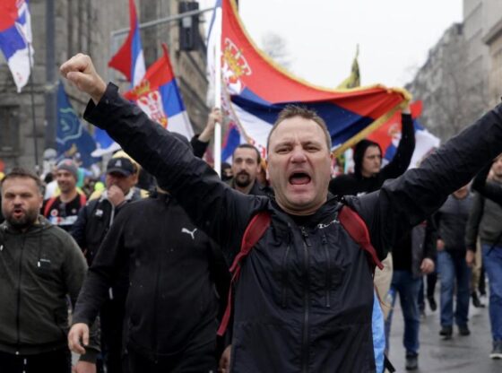 Image of protesters in the streets of Belgrade against the Vučić government.