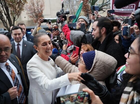 President Sheinbaum met with fellow citizens living in the United States, to whom she reaffirmed her Government's commitment to defending migrants.