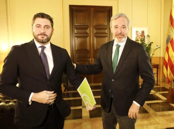The president of Aragón, Jorge Azcón, and the Vox spokesperson, Alejandro Nolasco, greet each other in the president's office.