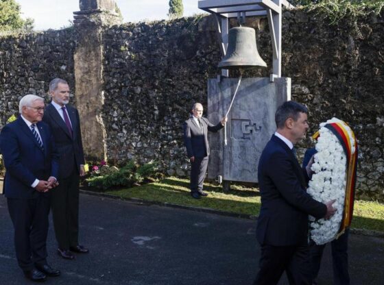 German President Frank-Walter Steinmeier, accompanied by King Felipe VI, during a wreath laying in memory of the victims of the bombing in Gernika, this Friday.