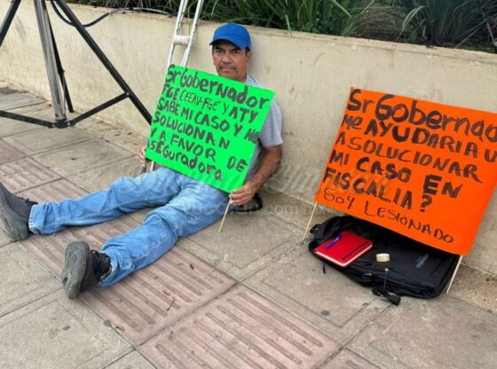 Juan Carlos Ortiz García, who in September was run over by the Va y Ven, carries out a solitary protest in front of the Government Palace