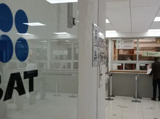 SAT clarifies whether it is preparing a massive freeze of bank accounts for 2026 or not. SAT office window.