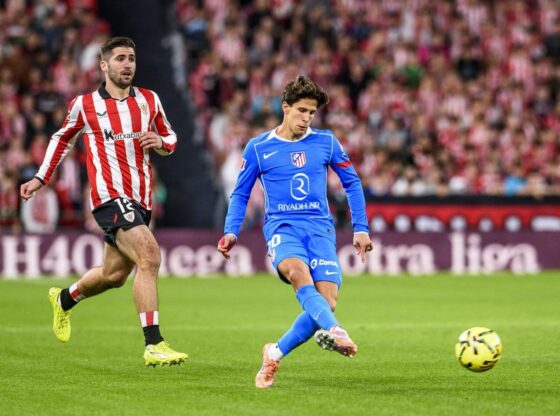 Atlético de Madrid's Argentine striker Giuliano Simeone (d) shoots against Jesús Areso, of Athletic, during the First Division League match between Athletic Club and Atlético de Madrid this Saturday at the San Mamés stadium, in Bilbao. EFE/Javier Zorrilla. (Athletic Bilbao) (Atlético Madrid)
