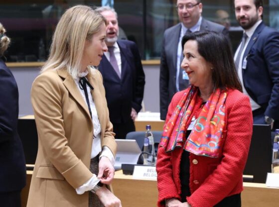 The Minister of Defense, Margarita Robles, talks with the head of EU diplomacy, Kaja Kallas, during the meeting this Monday in Brussels
