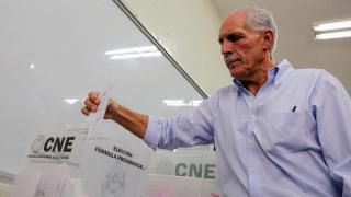Nasry Asfura voting at a polling station in Tegucigalpa.
