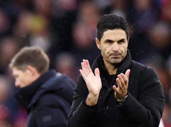 LONDON (United Kingdom), 26/10/2025.- Arsenal manager Mikel Arteta greets supporters after winning the English Premier League match between Arsenal FC and Crystal Palace FC at the Emitates Stadium in London, Britain, 26 October 2025. (Reino Unido, Londres) EFE/EPA/ANDY RAIN EDITORIAL USE ONLY. No use with unauthorized audio, video, data, fixture lists, club/league logos, 'live' services or NFTs. Online in-match use limited to 120 images, no video emulation. No use in betting, games or single club/league/player publications