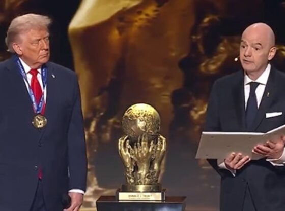 La FIFA condecoró al Presidente Trump con el premio de la paz debido a los esfuerzos del mandatario al intervenir en conflictos armados actuales.