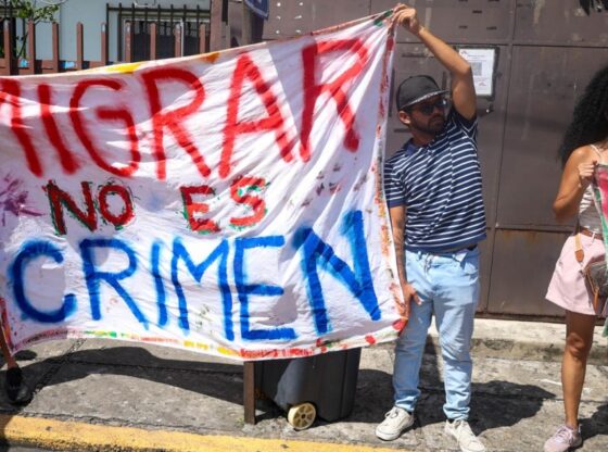 Un grupo de migrantes se manifiesta frente a la Comisión Mexicana de Ayuda a Refugiados (COMAR)