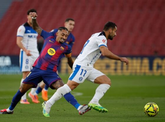 epa12557387 FC Barcelona's Raphinha (L) in action against Alaves' Jonny Otto (R) during the Spanish LaLiga soccer match between FC Barcelona and Deportivo Alaves in Barcelona, ​​Spain, 29 November 2025. EPA/Alberto Estevez